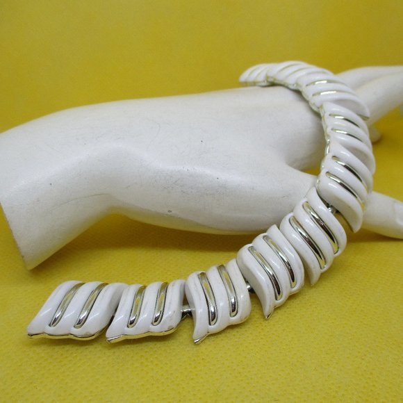 CORO Bracelet White LUCITE SILVER Tone Metal Wave Shaped Sections Bracelet VTG - Picture 1 of 11